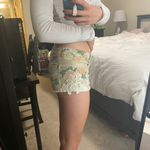 Floral shorts - Picture 2 of 4